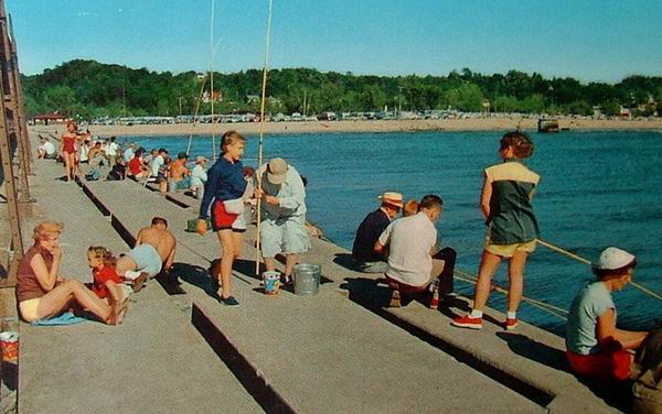 GRAND HAVEN MICHIGAN 1957 POSTCARD PEOPLE PERCH FISHING FROM DOCK